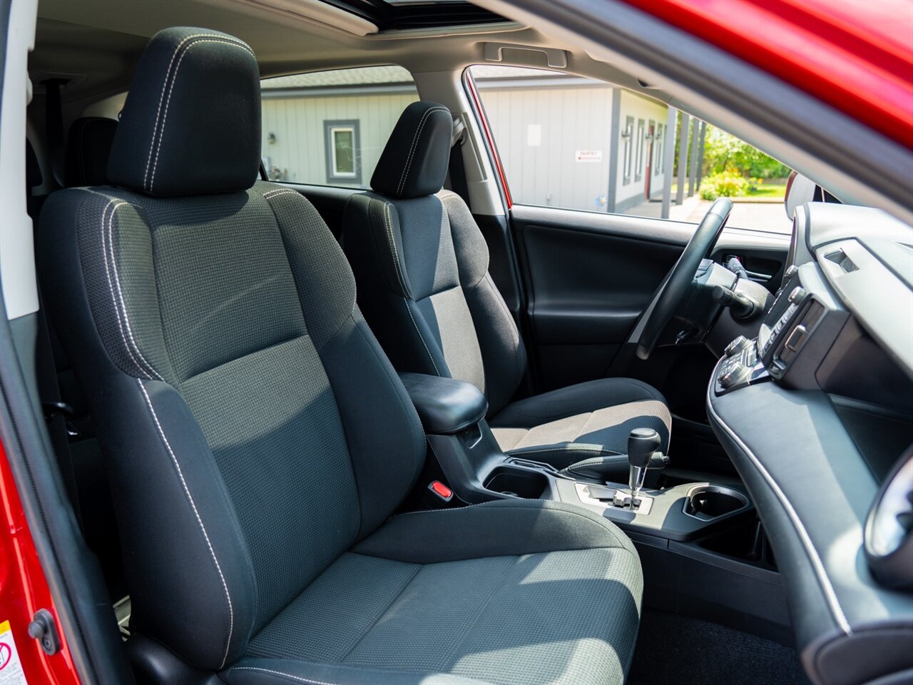2017 Toyota RAV4 XLE - Photo 20 - Washington, MI 48094
