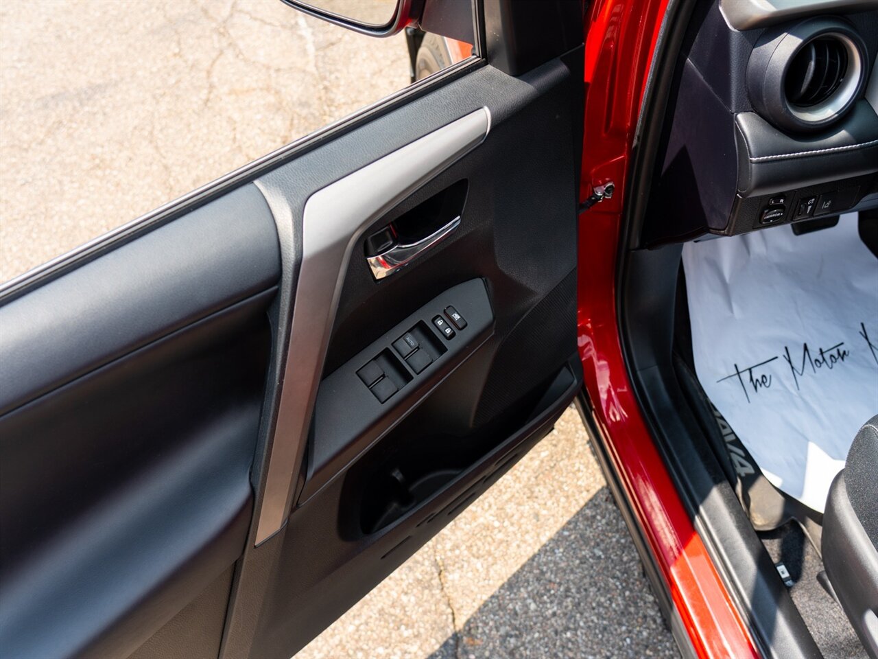 2017 Toyota RAV4 XLE - Photo 15 - Washington, MI 48094