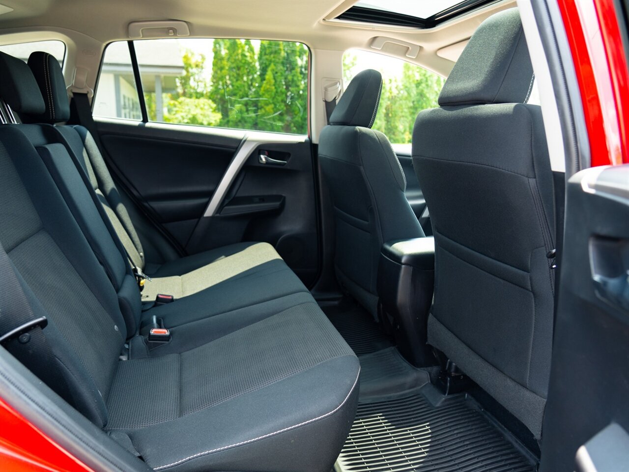 2017 Toyota RAV4 XLE - Photo 21 - Washington, MI 48094