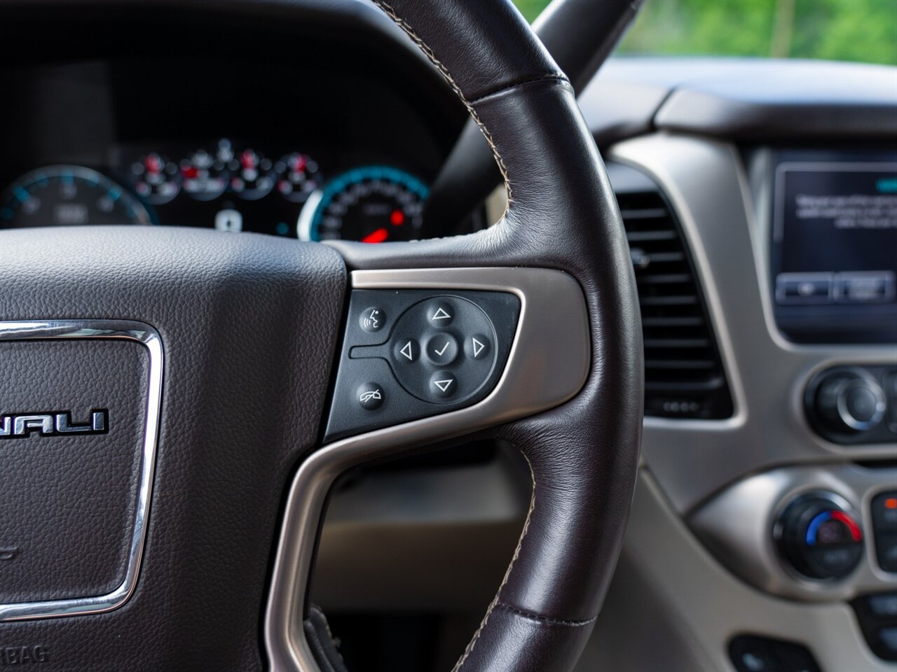 2020 GMC Yukon Denali   - Photo 34 - Washington, MI 48094