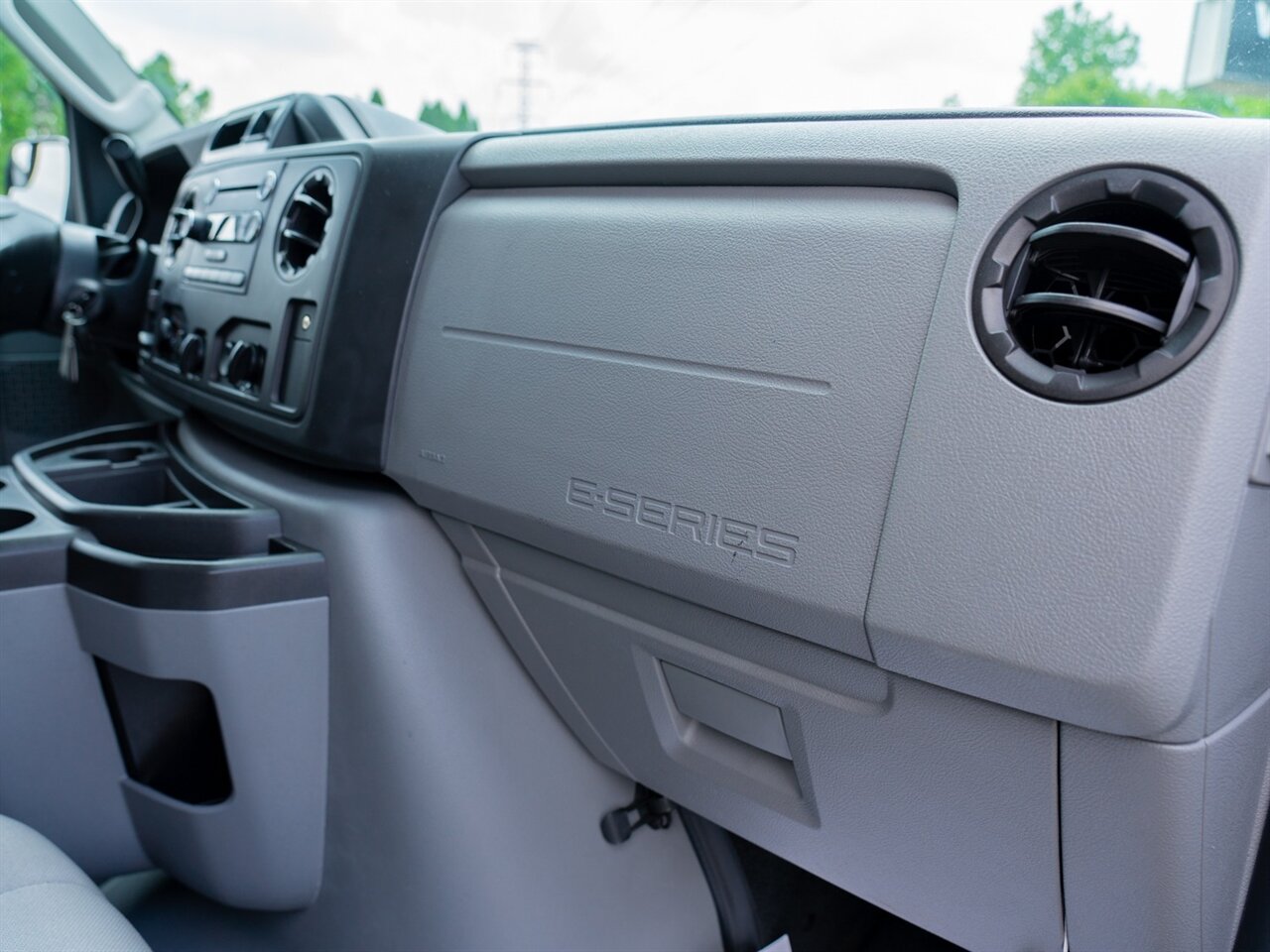 2014 Ford E-350 SD XLT - Photo 33 - Washington, MI 48094