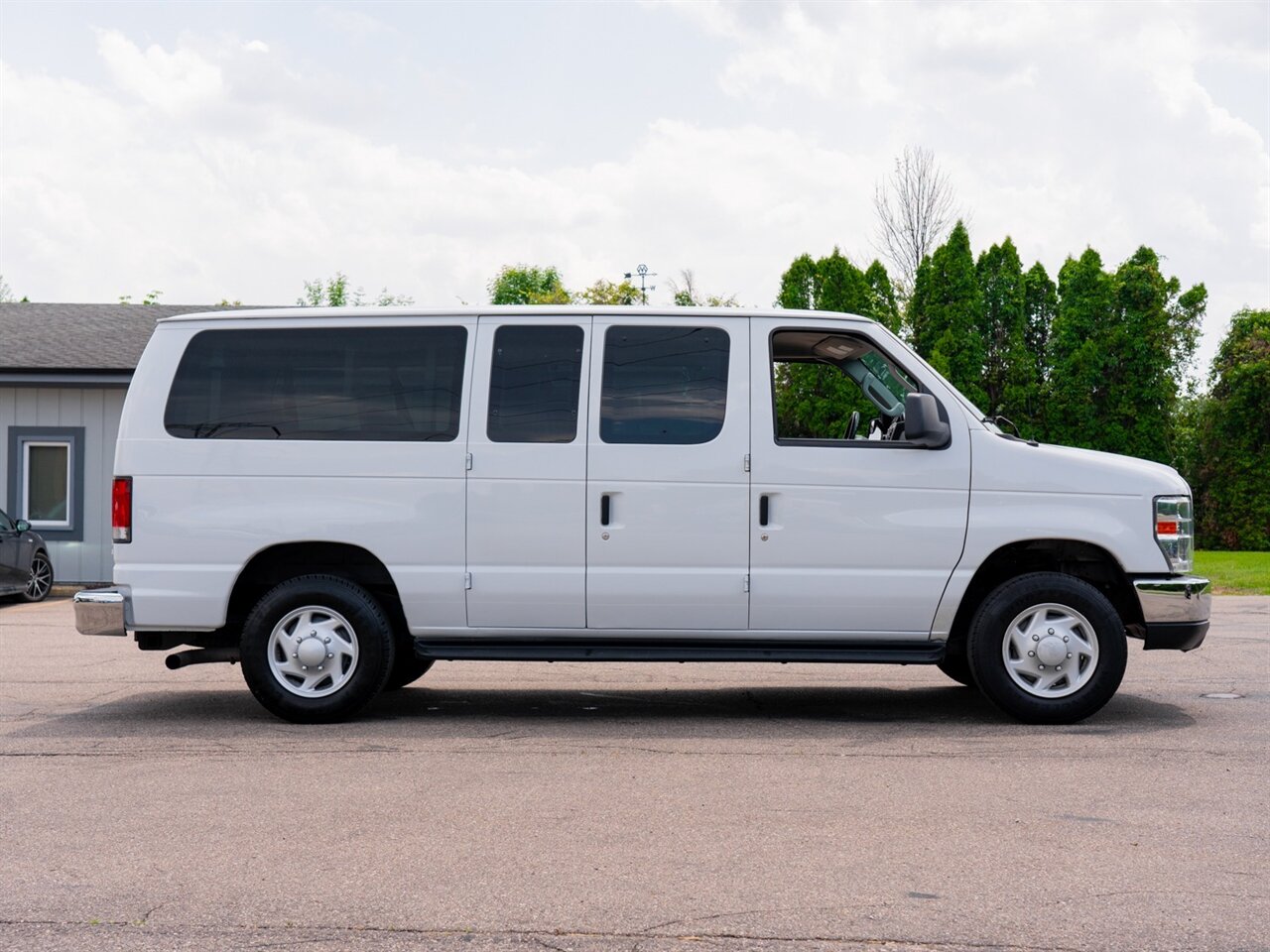 2014 Ford E-350 SD XLT - Photo 4 - Washington, MI 48094