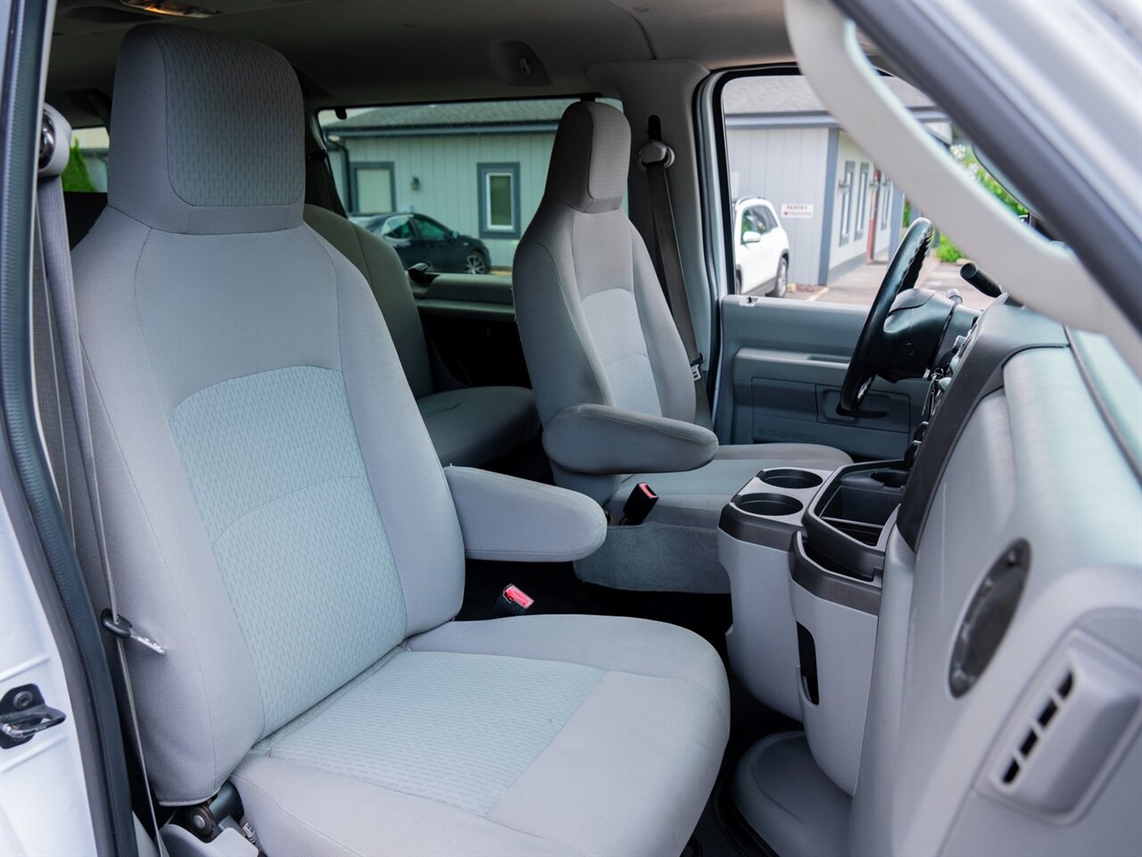 2014 Ford E-350 SD XLT - Photo 19 - Washington, MI 48094