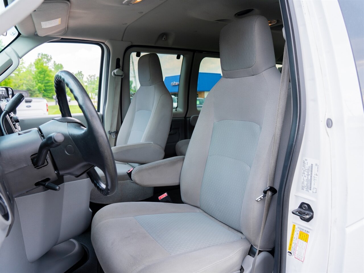 2014 Ford E-350 SD XLT - Photo 16 - Washington, MI 48094