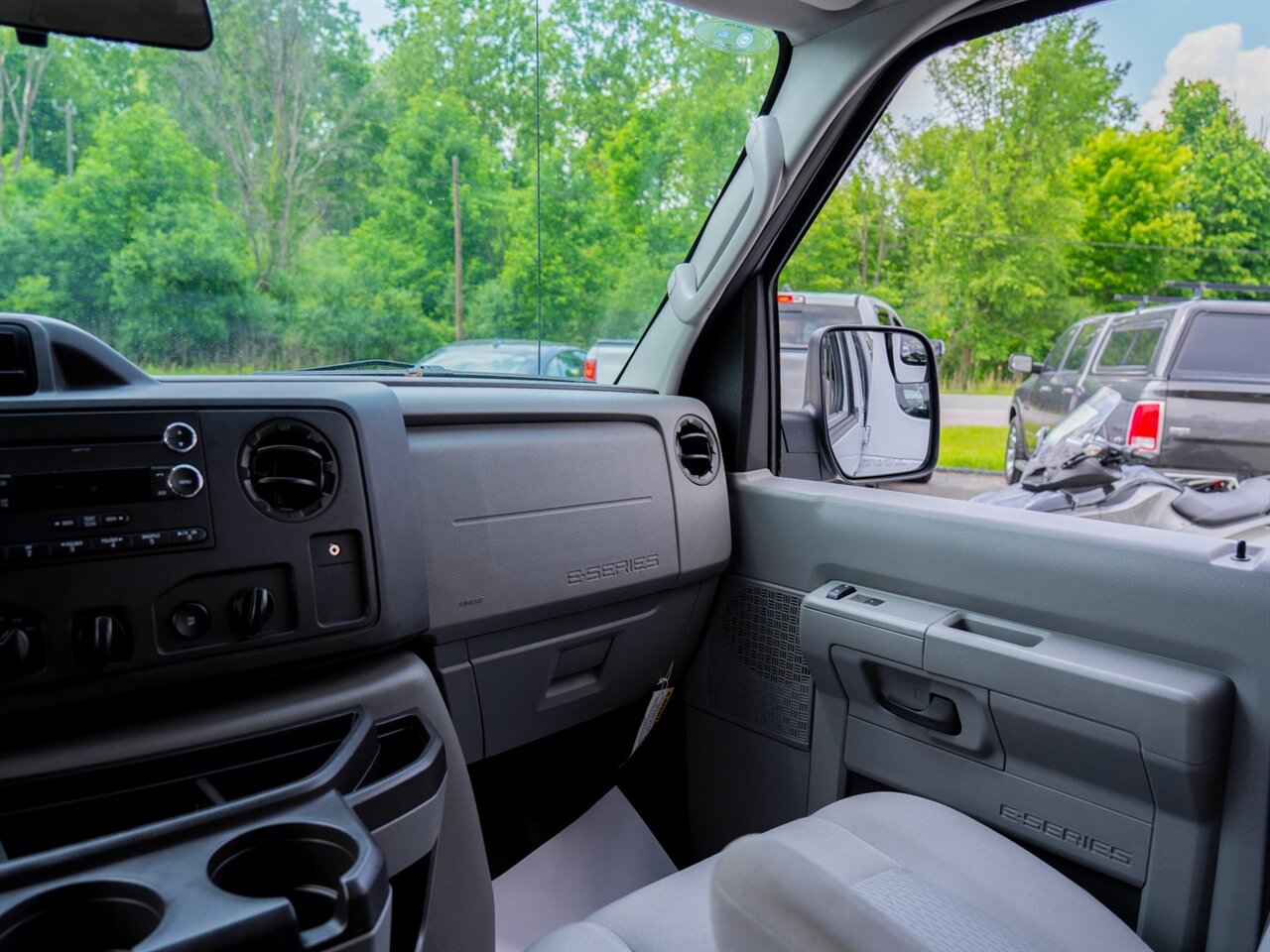 2014 Ford E-350 SD XLT - Photo 25 - Washington, MI 48094