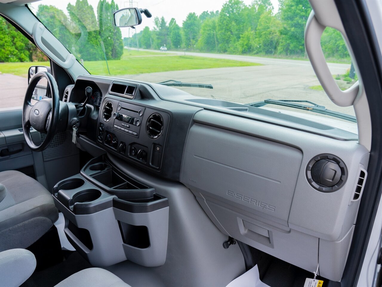 2014 Ford E-350 SD XLT - Photo 18 - Washington, MI 48094