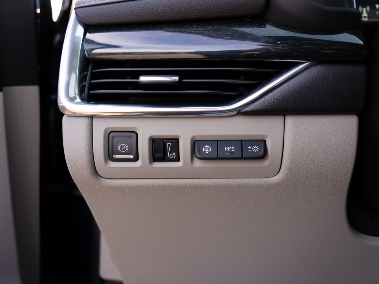 2021 Cadillac XT4 Premium Luxury   - Photo 38 - Washington, MI 48094