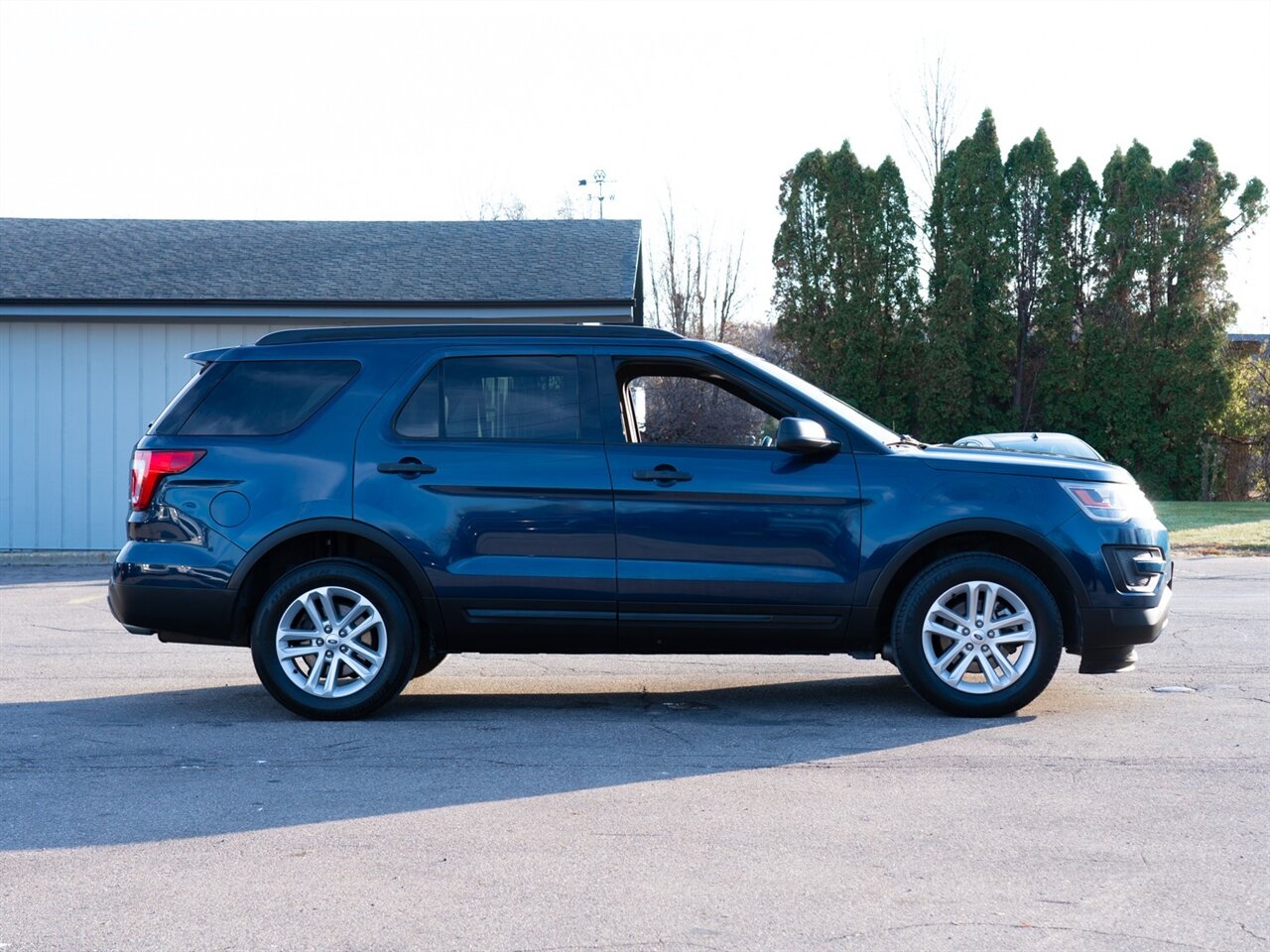 2017 Ford Explorer   - Photo 4 - Washington, MI 48094