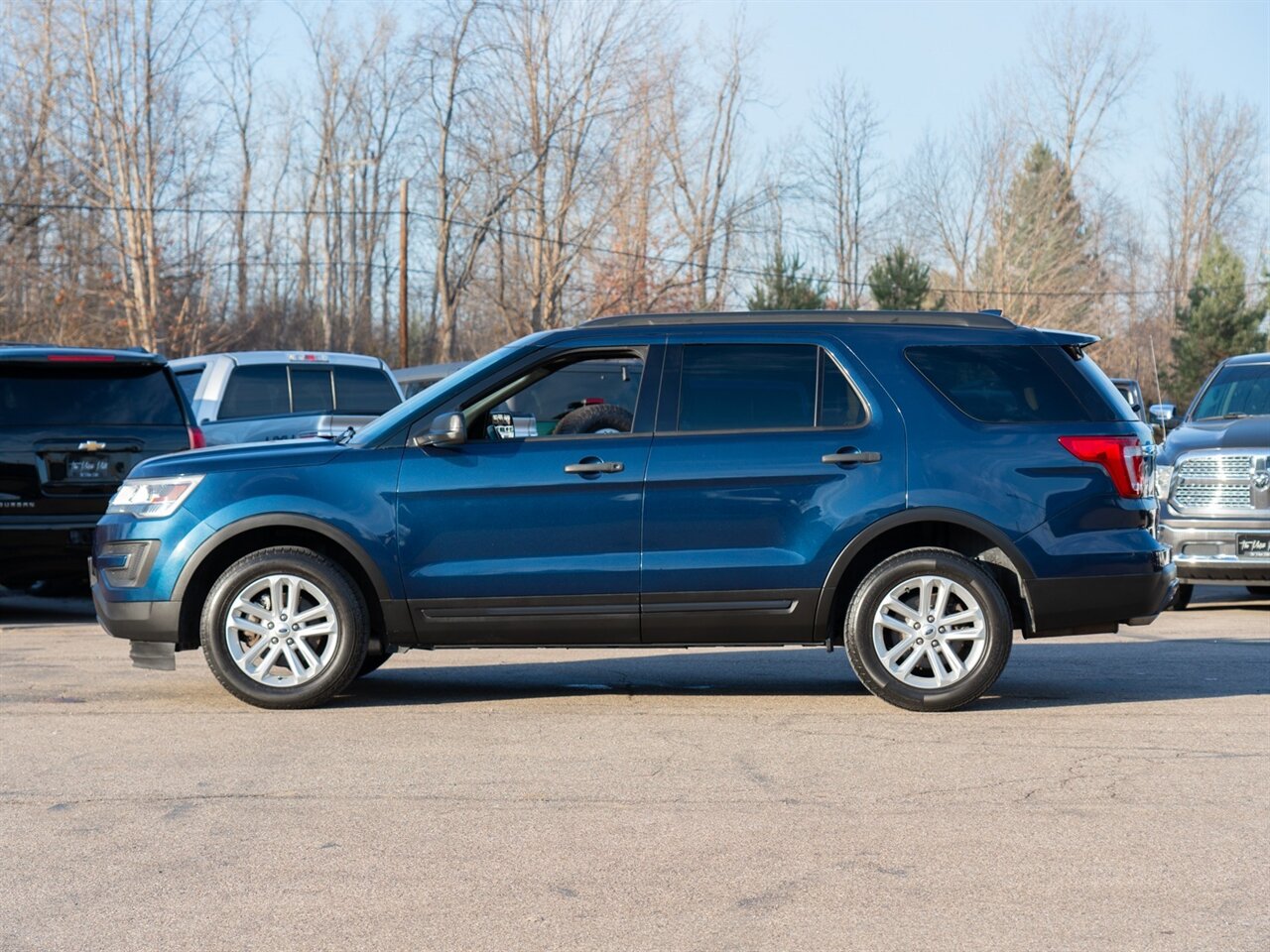2017 Ford Explorer Base photo 3