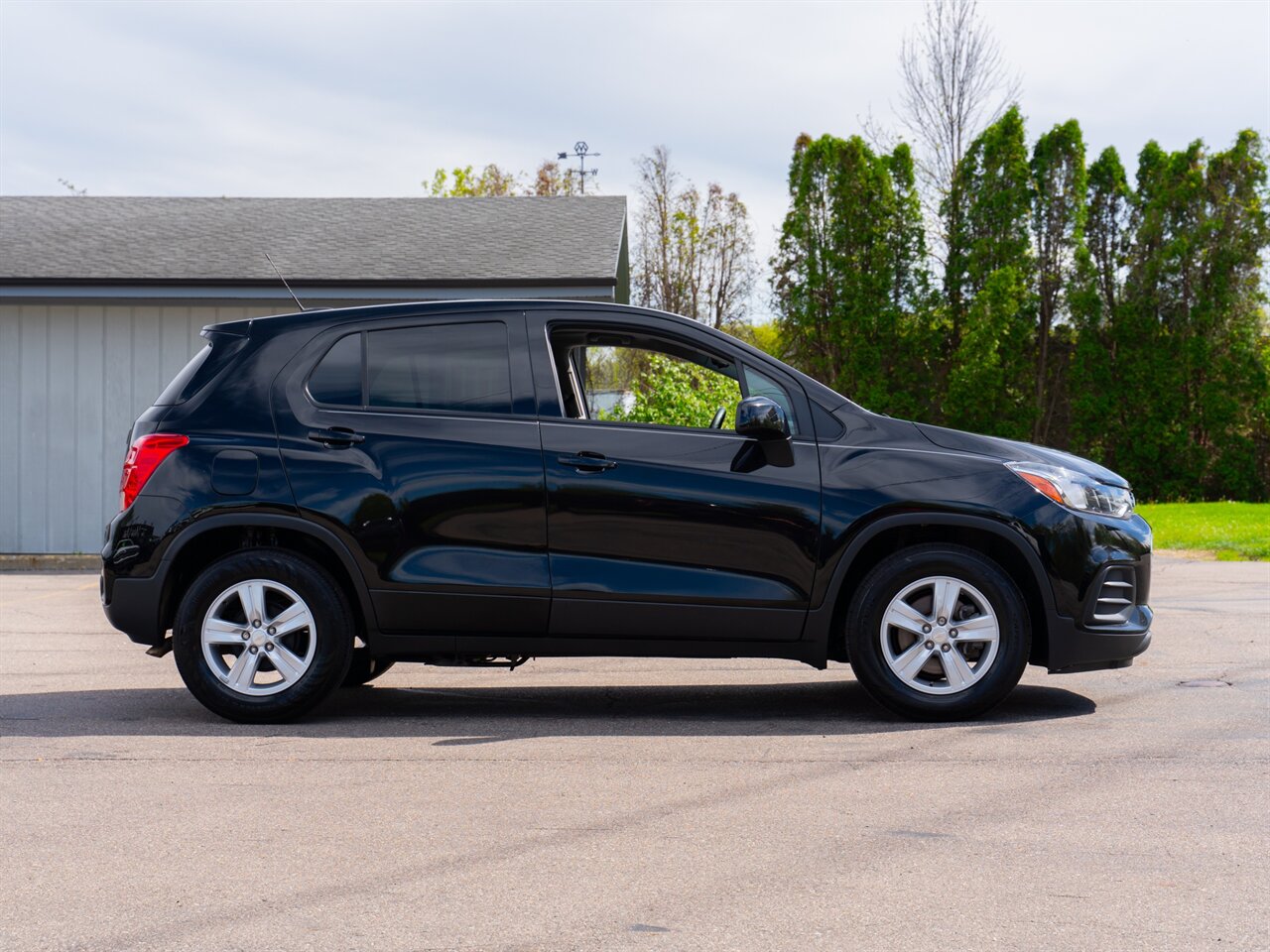 2020 Chevrolet Trax LS   - Photo 4 - Washington, MI 48094