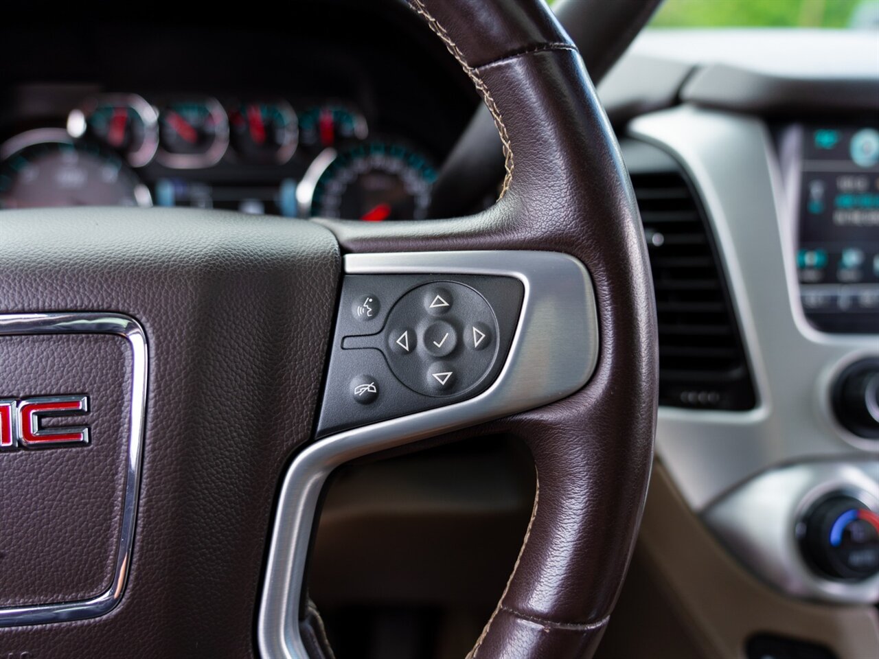2017 Gmc Yukon SLT photo 34
