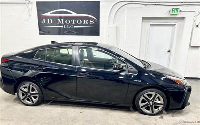 2021 Toyota Prius L Eco   - Photo 2 - Portland, OR 97206