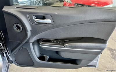 2015 Dodge Charger SE   - Photo 16 - Portland, OR 97218