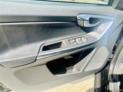 2013 Volvo XC60 3.2   - Photo 9 - Portland, OR 97218