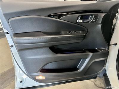 2017 Honda Pilot Elite   - Photo 10 - Portland, OR 97218