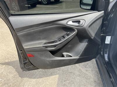 2018 Ford Focus SE   - Photo 10 - Houston, TX 77083