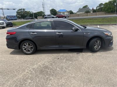 2019 Kia Optima LX   - Photo 8 - Houston, TX 77083