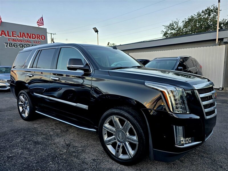 2019 Cadillac Escalade Luxury photo 3