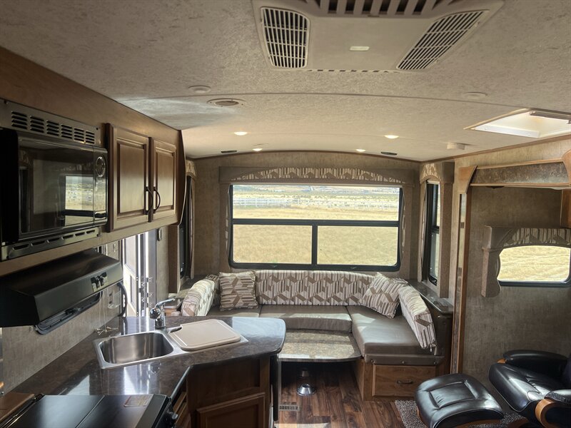 2016 Outdoors RV Timber Ridge - Photo 14 - Reno, NV 89511