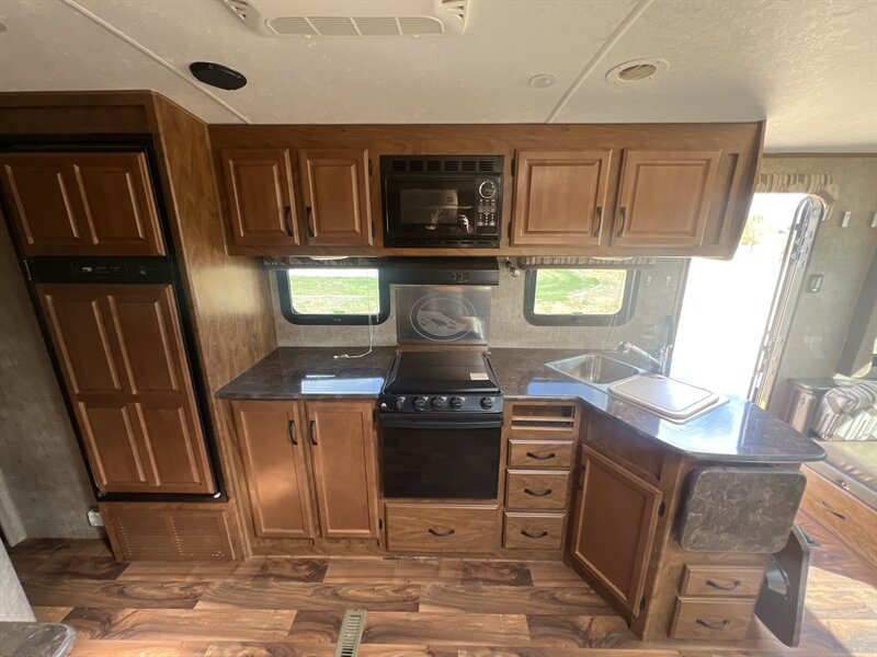 2016 Outdoors RV Timber Ridge - Photo 11 - Reno, NV 89511