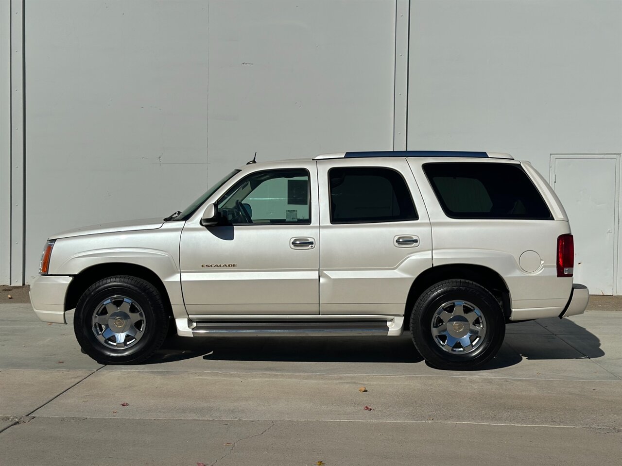 2005 Cadillac Escalade Luxury photo 2