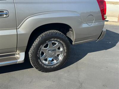 2002 Cadillac Escalade EXT V8 6.0L Vortec AWD Low Miles ONE OWNER   - Photo 12 - Sacramento, CA 95826