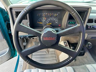 1993 Chevrolet Silverado 1500 4x4 Regular Cab Short Bed Z71 5.7L V8 5-Speed  Manual - Photo 13 - Sacramento, CA 95826