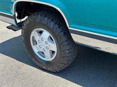 1993 Chevrolet Silverado 1500 4x4 Regular Cab Short Bed Z71 5.7L V8 5-Speed  Manual - Photo 23 - Sacramento, CA 95826