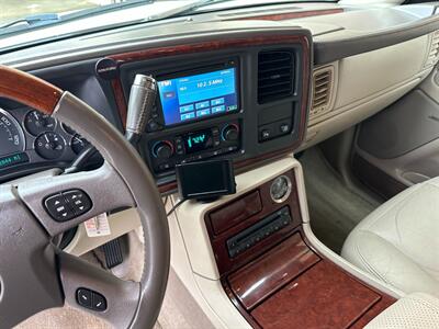 2005 Cadillac Escalade AWD 6.0L LOW MILES   - Photo 23 - Sacramento, CA 95826