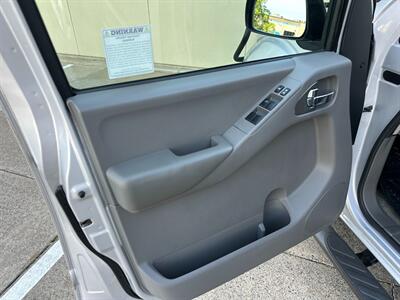 2012 Nissan Frontier 4.0L V6 SV 4x4 Automatic Crew Cab  ONE OWNER - Photo 13 - Sacramento, CA 95826