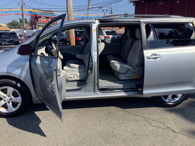 2012 Toyota Sienna LE 8-Passenger - Photo 14 - Hatboro, PA 19040