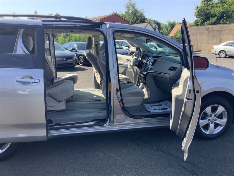 2012 Toyota Sienna LE 8-Passenger - Photo 19 - Hatboro, PA 19040