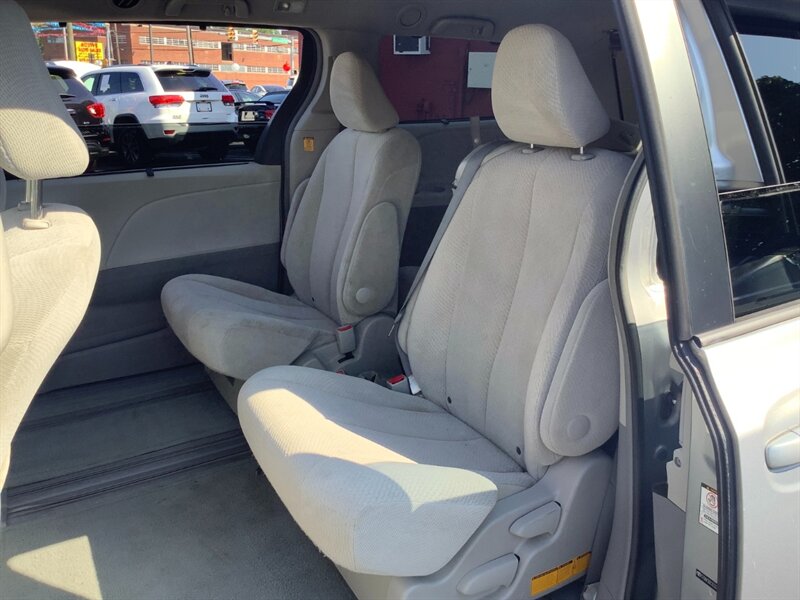 2012 Toyota Sienna LE 8-Passenger - Photo 12 - Hatboro, PA 19040