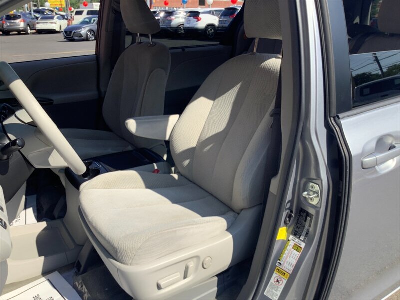 2012 Toyota Sienna LE 8-Passenger - Photo 10 - Hatboro, PA 19040