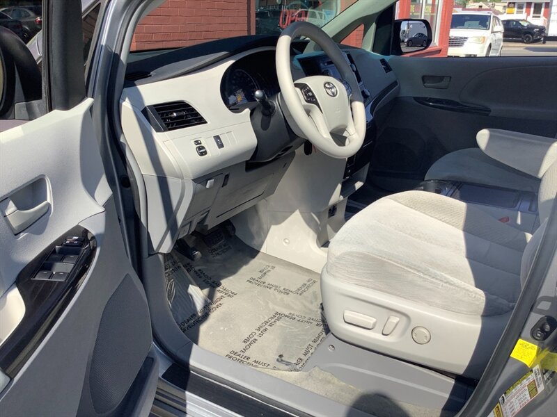 2012 Toyota Sienna LE 8-Passenger - Photo 11 - Hatboro, PA 19040