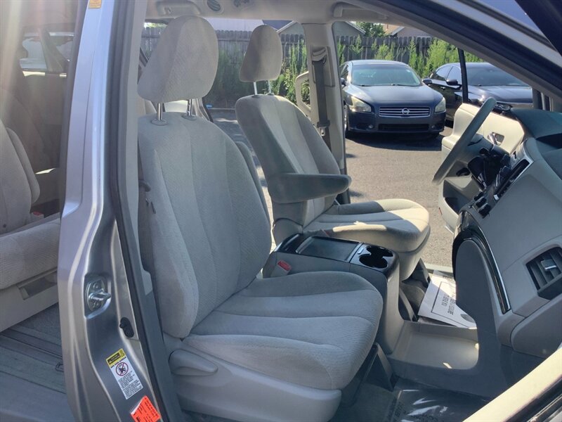 2012 Toyota Sienna LE 8-Passenger - Photo 17 - Hatboro, PA 19040