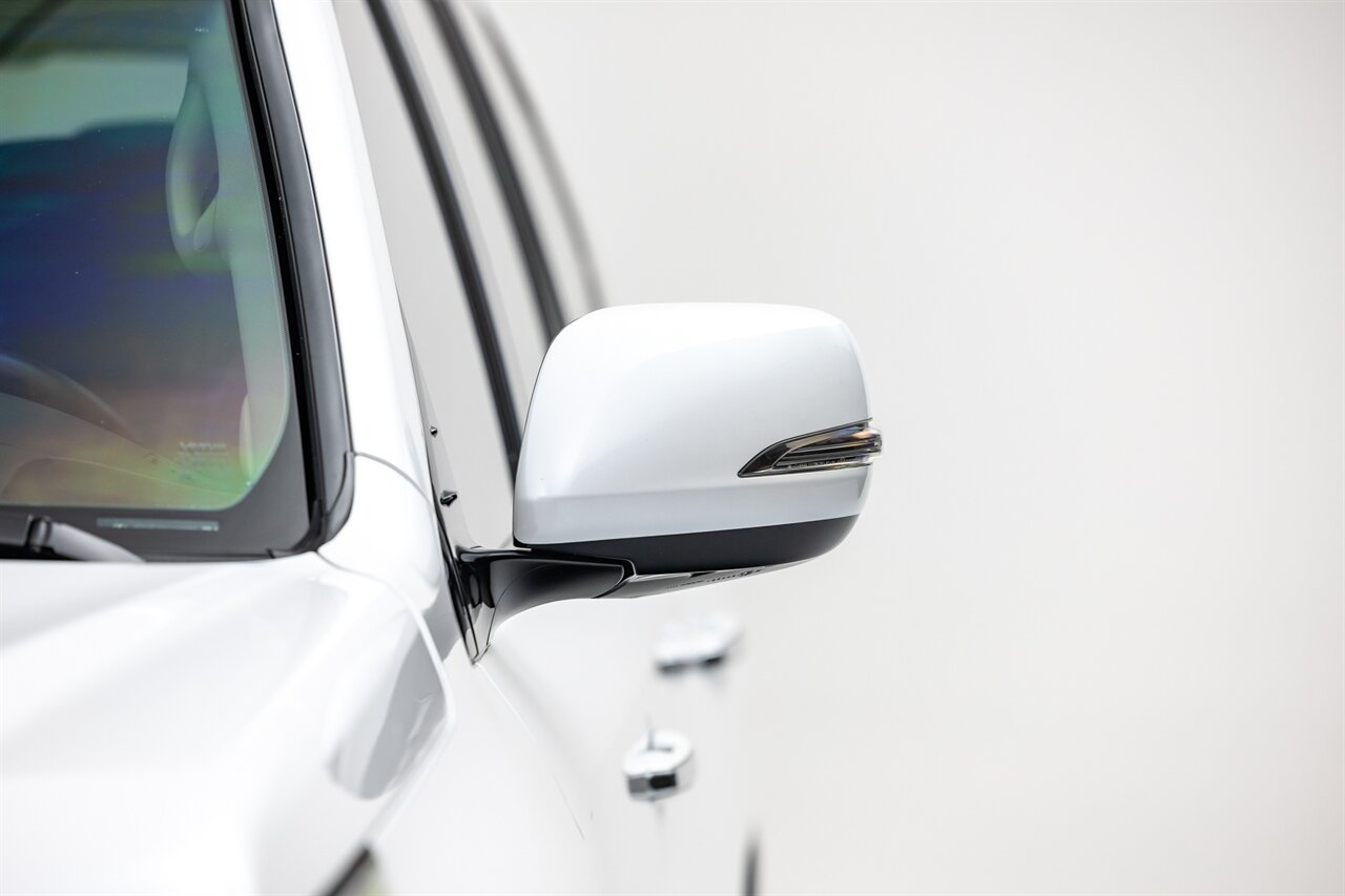 2021 Lexus LX 570 Two-Row   - Photo 9 - Springfield, MO 65802