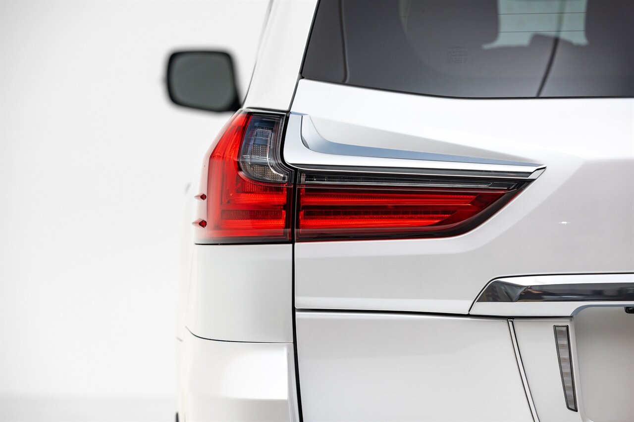 2021 Lexus LX 570 Two-Row   - Photo 17 - Springfield, MO 65802