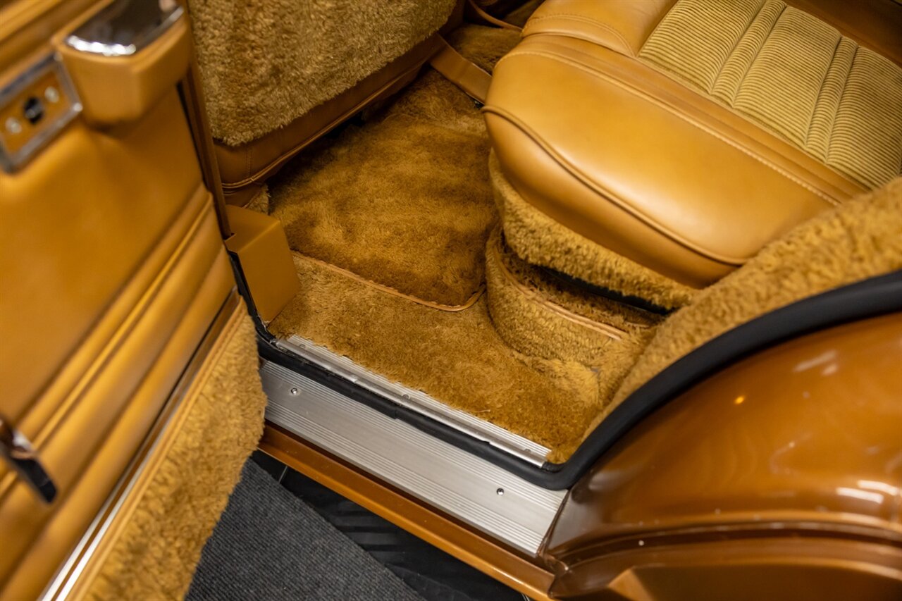 1986 Jeep Grand Wagoneer   - Photo 45 - Springfield, MO 65802