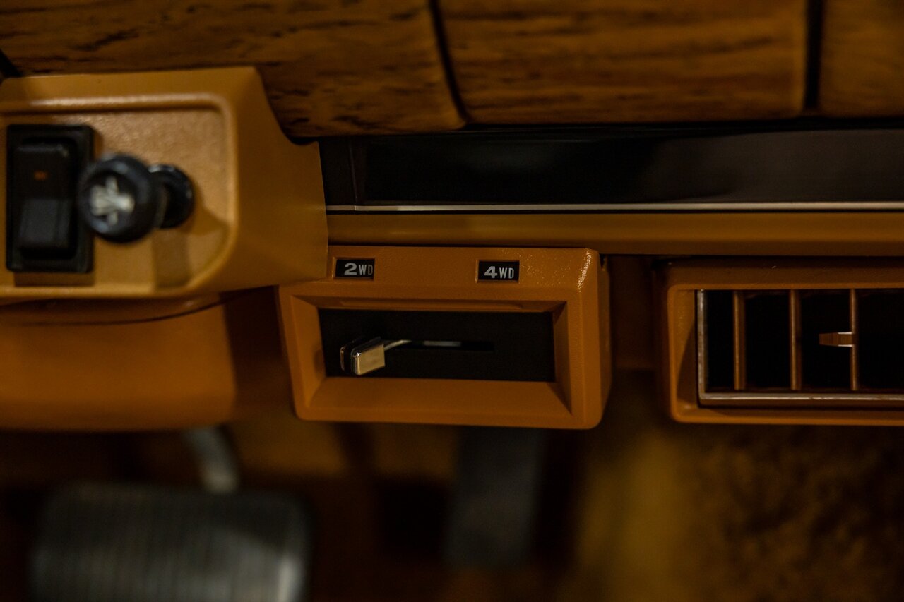 1986 Jeep Grand Wagoneer   - Photo 71 - Springfield, MO 65802