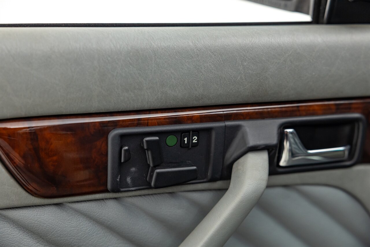 1991 Mercedes-Benz 560 SEL   - Photo 44 - Springfield, MO 65802