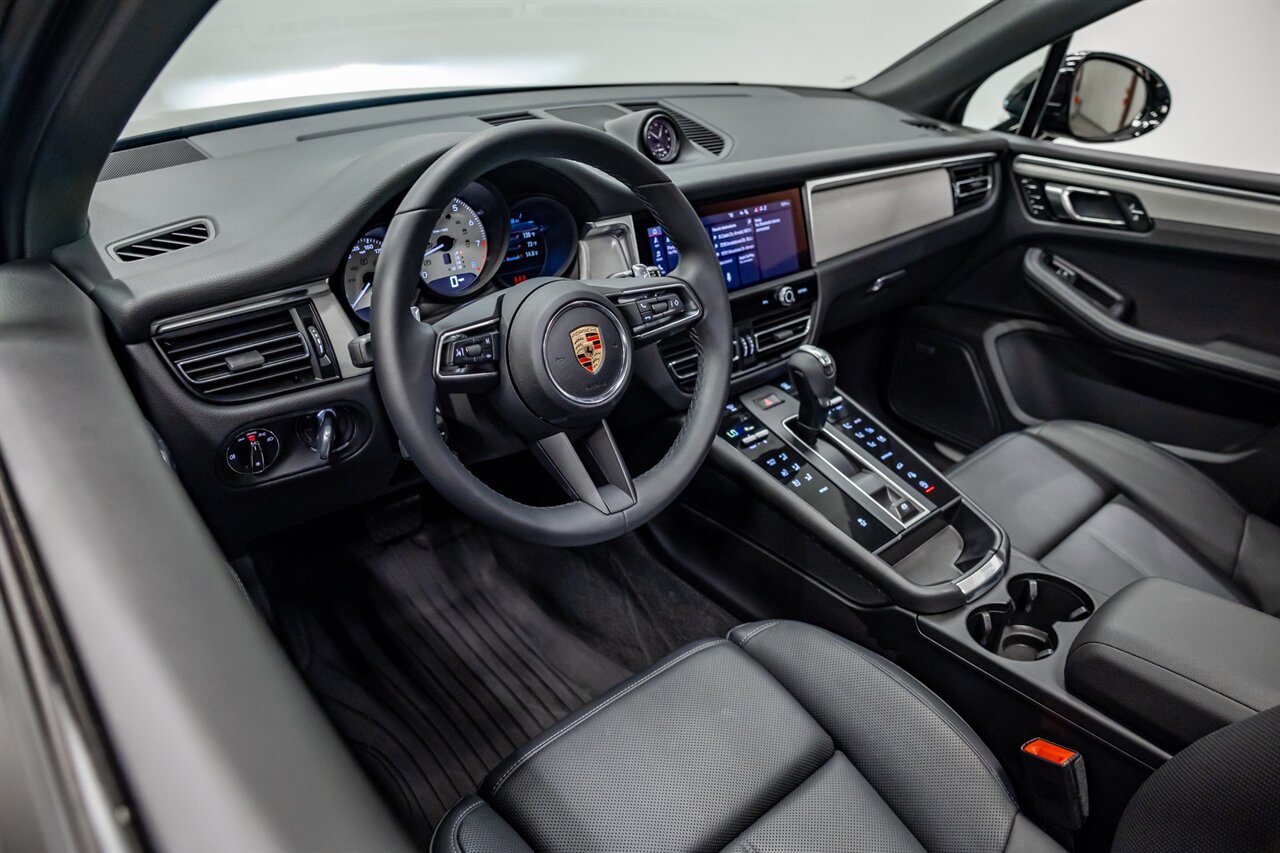 2023 Porsche Macan   - Photo 13 - Springfield, MO 65802