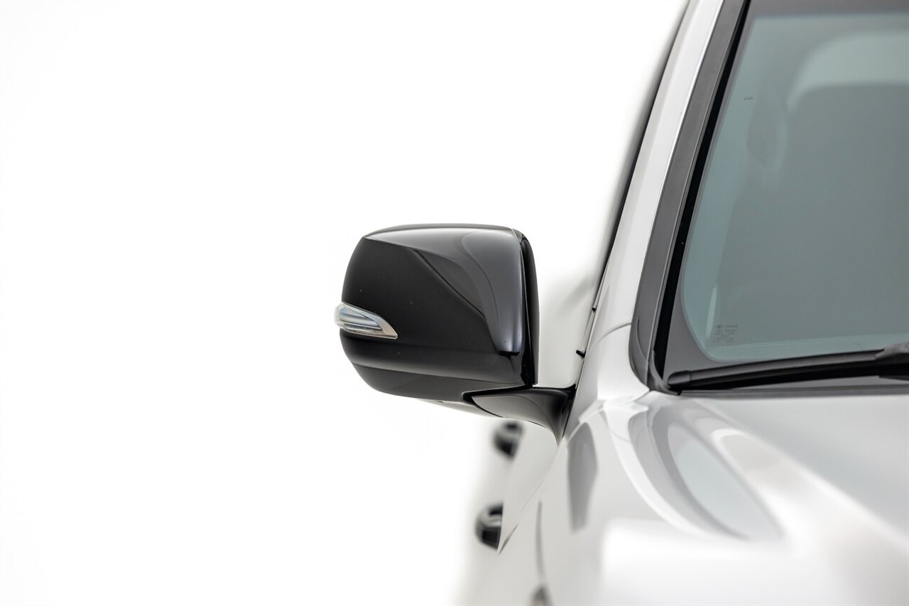 2021 Lexus LX 570 Three-Row   - Photo 4 - Springfield, MO 65802
