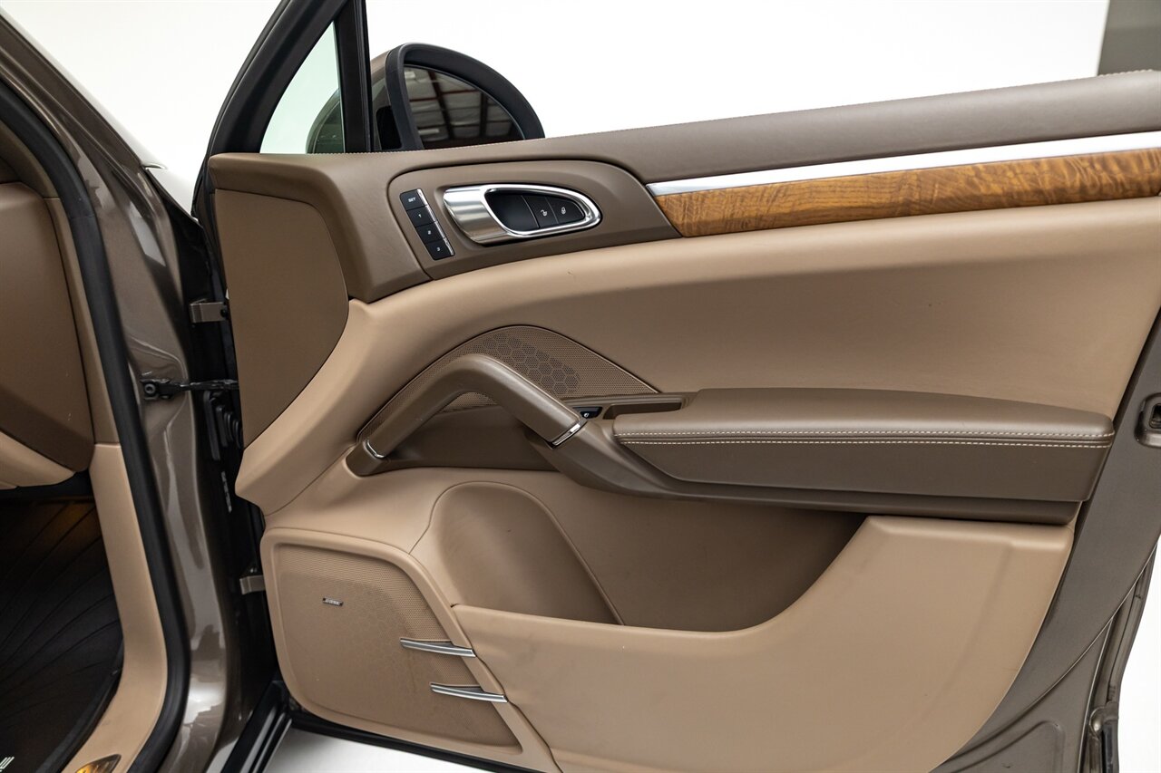 2014 Porsche Cayenne S Hybrid - Photo 43 - Springfield, MO 65802