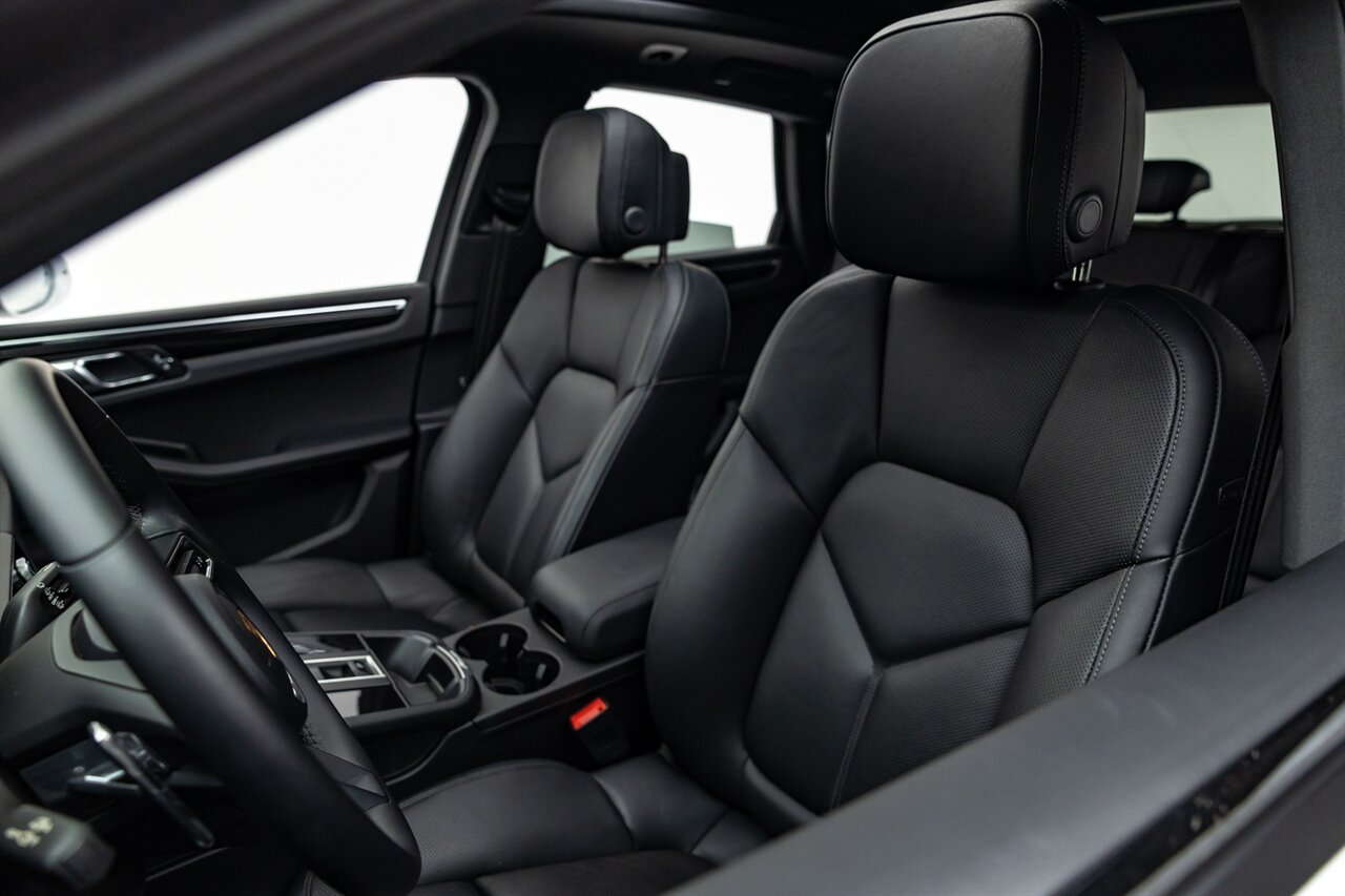2024 Porsche Macan   - Photo 2 - Springfield, MO 65802