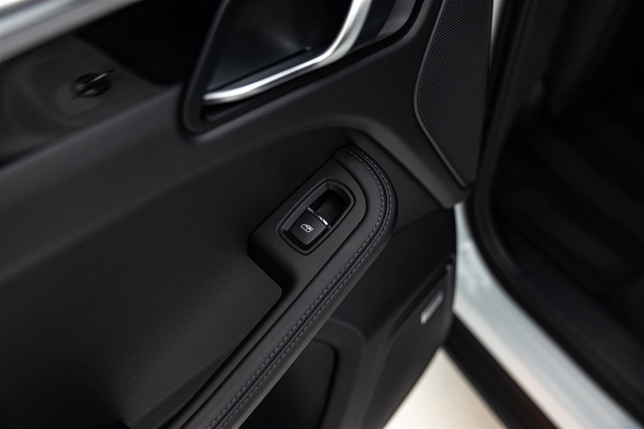 2024 Porsche Macan   - Photo 37 - Springfield, MO 65802