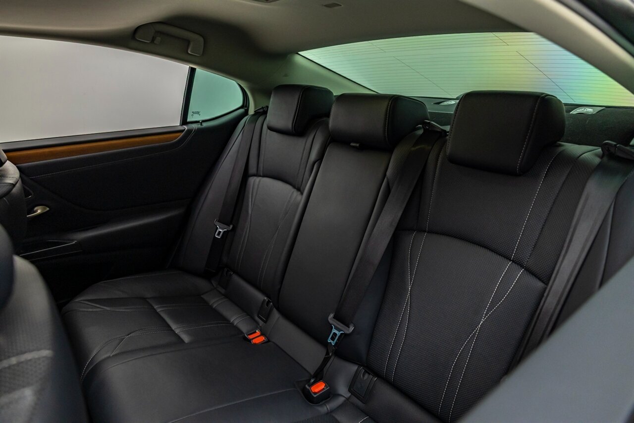 2020 Lexus ES 300h Luxury   - Photo 22 - Springfield, MO 65802