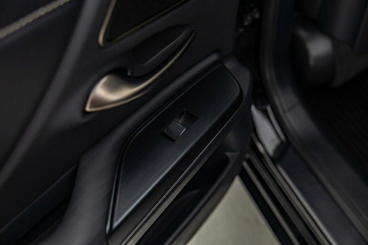 2020 Lexus ES 300h Luxury   - Photo 38 - Springfield, MO 65802