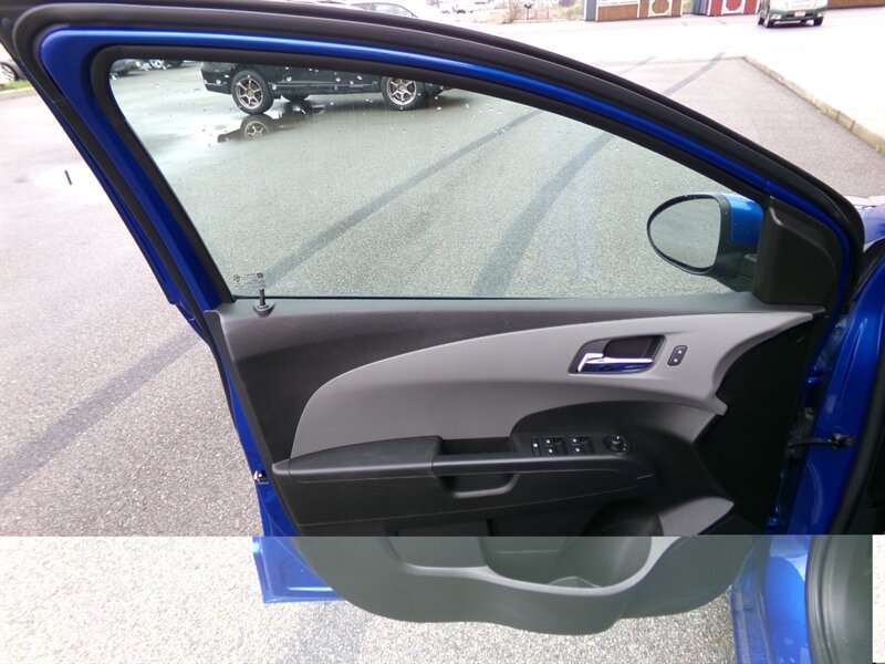 2016 Chevrolet Sonic LT - Photo 11