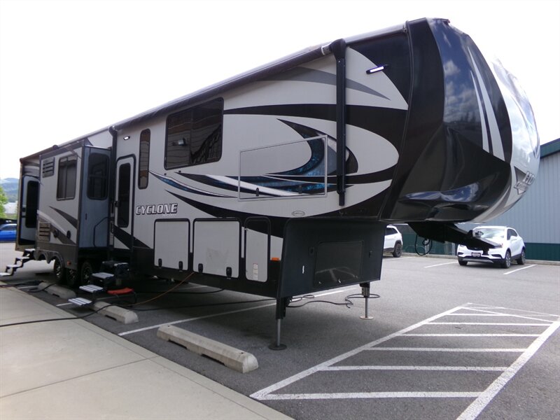 2017 HEARTLAND HEARTLAND 41.5 feet long  CYCLONE RV